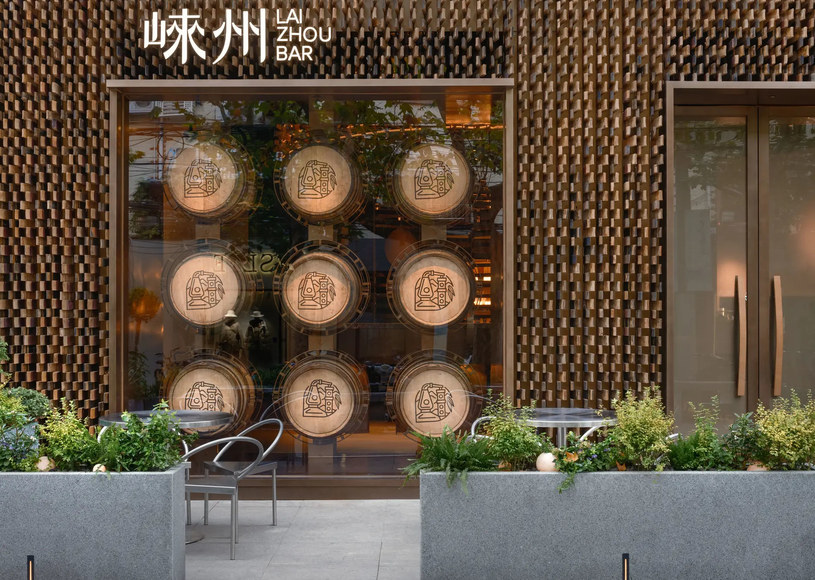 Stare beczki jak dzieło sztuki. To The Laizhou Bar w Szanghaju /Roomoo Design Studio /materiały prasowe