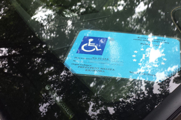 Stare karty parkingowe dla niepełnosprawnych, będą ważne do końca czerwca 2015 /INTERIA.PL