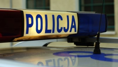 Stare Kiejkuty: Jeździli samochodem po tafli jeziora. Pasażer nie przeżył uderzenia w drzewo