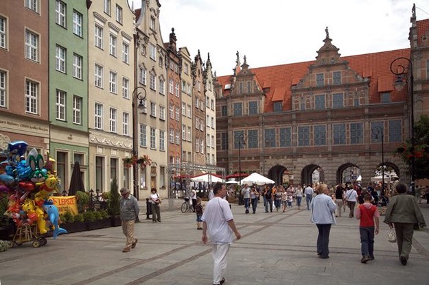 Stare Miasto w Gdańsku - turyści spacerują /Jerzy Ochoński   /PAP