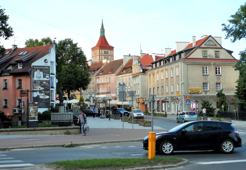 Stare Miasto w Olsztynie. Wszystkie widoczne na zdjęciu kamieniczki zostały po wojnie zbudowane lub odbudowane. /