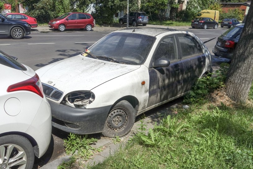 Stare porzucone samochody to spory problem /Piotr Kamionka /Reporter