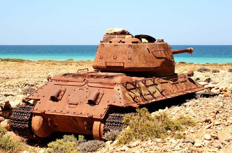 Stare, rdzewiejące czołgi T-34 straszą turystów w kilku miejscach wyspy /YouTube