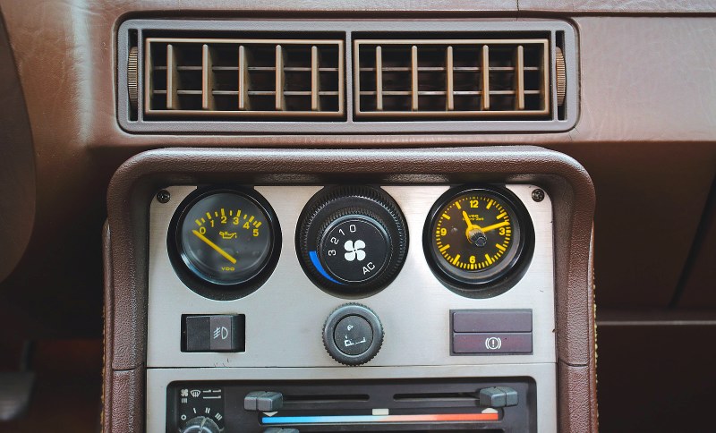 Stare samochody z klimatyzacją to stały problem – nie sprzedaje się już czynnika, który służy do jej napełniania. Wskaźnik po lewej pokazuje ciśnienie oleju. /Motor