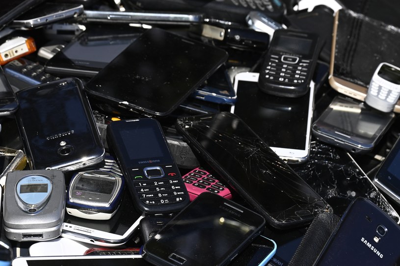 Stare telefony zalegające w szufladzie mogą być sporo warte /TOBIAS SCHWARZ /AFP