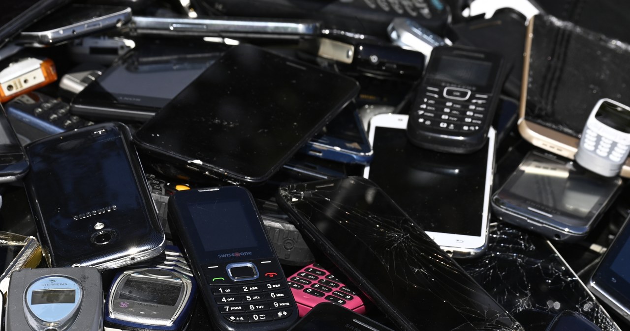 Stare telefony zalegające w szufladzie mogą być sporo warte /TOBIAS SCHWARZ /AFP