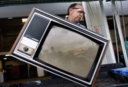 Stare telewizory kineskopowe powinny wyglądować w koszu. Teoretycznie. /AFP