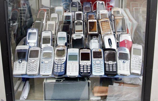 Starego telefonu nie trzeba sprzedawać na giełdzie lub w komisie - można zrobić to także w sieci /AFP