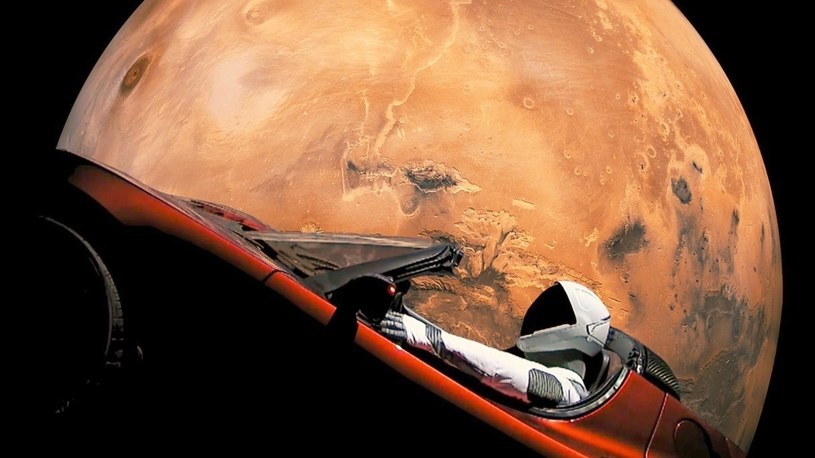 Starman już od roku przemierza Układ Słoneczny w czerwonym Roadsterze /Geekweek