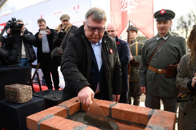 Starosta poznański Jan Grabkowski podczas wmurowania kamienia węgielnego pod budowę Muzeum Powstania Wielkopolskiego / 	Jakub Kaczmarczyk    /PAP