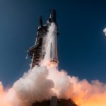 Starship firmy SpaceX przebija niebo! Co się stało podczas testowego lotu?