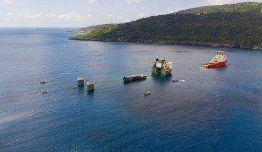 Starship ładowany na statek. SpaceX przetransportuje go do Starbase