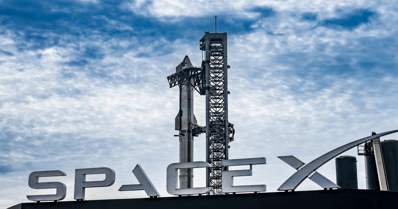 Starship na pierwszym stopniu rakiety Super Heavy w Starbase. /SpaceX /materiały prasowe