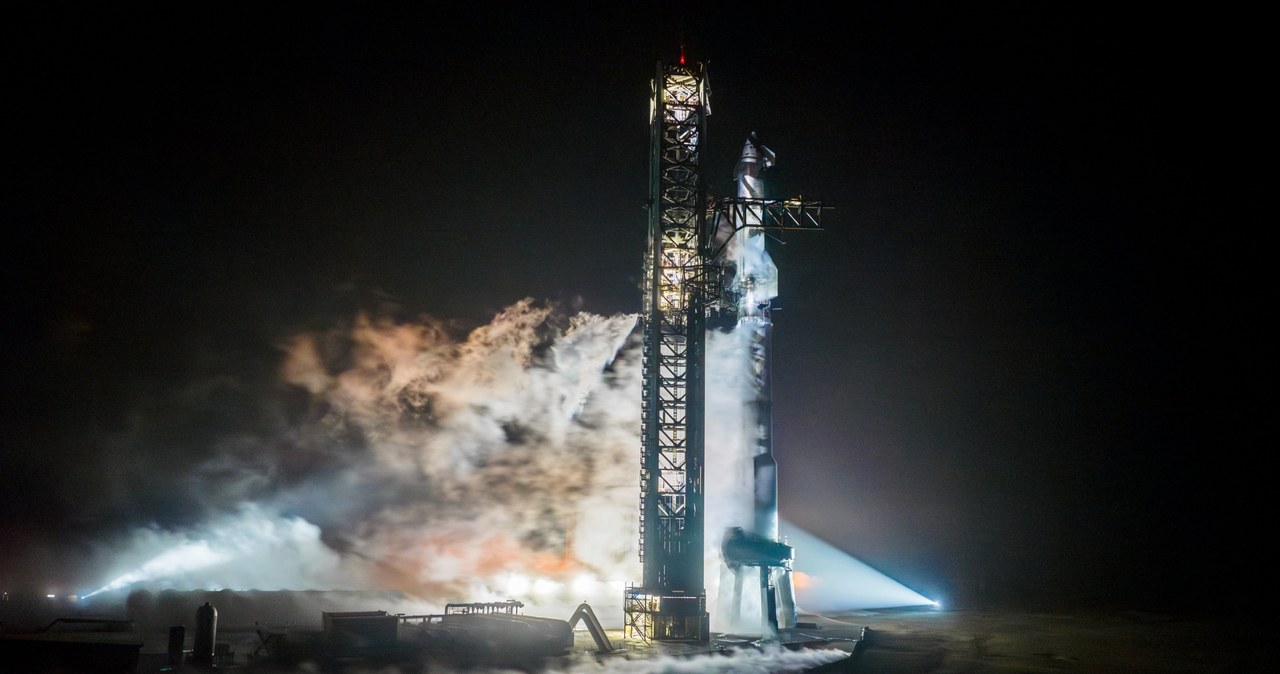 Starship na szczycie rakiety Super Heavy. /SpaceX /materiały prasowe