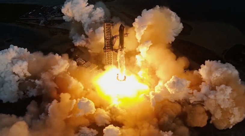 Starship startujący na pierwszym stopniu rakiety SpaceX Super Heavy. /SpaceX /materiały prasowe