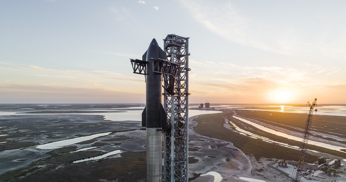 Starship umieszczony na boosterze Super Heavy. Razem mają 120 m wysokości! /SpaceX /materiały prasowe