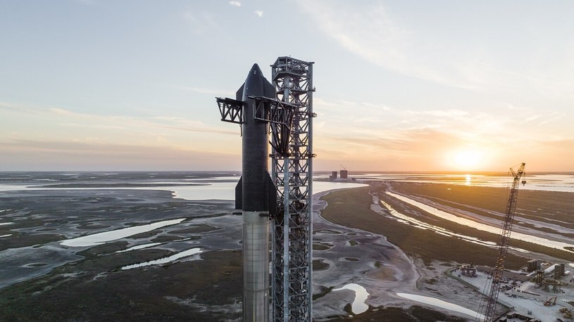 Starship umieszczony na boosterze Super Heavy. Ta rakieta wyniesie na orbitę stację Starlab. /SpaceX /materiały prasowe