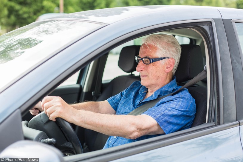 Starsi kierowcy powodują coraz więcej wypadków /Phanie /East News