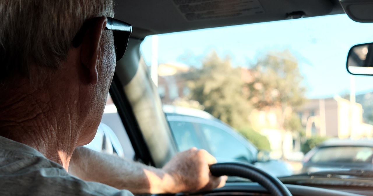 Starsi kierowcy również łamią przepisy i nie zawsze robią to nieświadomie /123RF/PICSEL