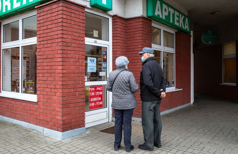 Starsi ludzie czekający przed apteką; zdj. ilustracyjne / Arkadiusz Ziolek /East News
