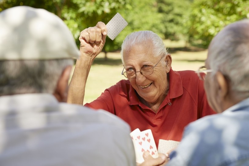 Starsi ludzie są wyjątkowo narażeni na pokusy hazardu /123RF/PICSEL