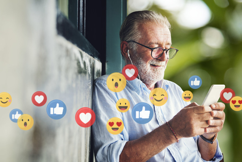 Starsi użytkownicy mediów społecznościowych często są już na emeryturze. Jeżeli więc mają czas i możliwości, dlaczego nie mieliby dzielić się swoimi pasjami i doświadczeniem życiowym "w sieci"? /123RF/PICSEL