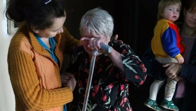 Starsza kobieta leżała kilka godzin na mrozie. Schowała się pod autem