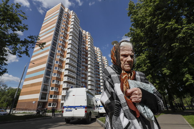 Starsza kobieta stojąca przed jednym z uszkodzonych budynków w Moskwie /YURI KOCHETKOV /PAP/EPA