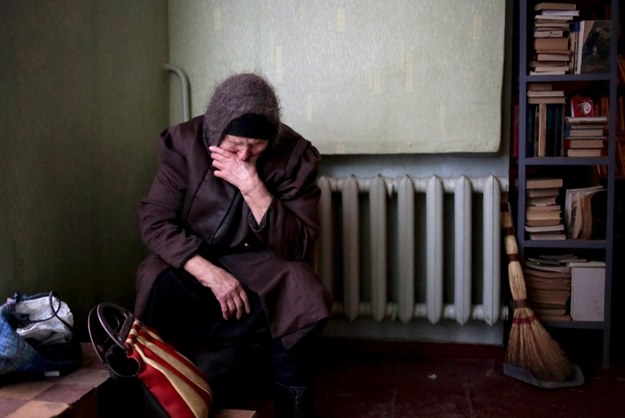 Starsza kobieta w schronie w pobliżu Debalcewe w obwodzie donieckim /ANASTASIA VLASOVA /PAP/EPA