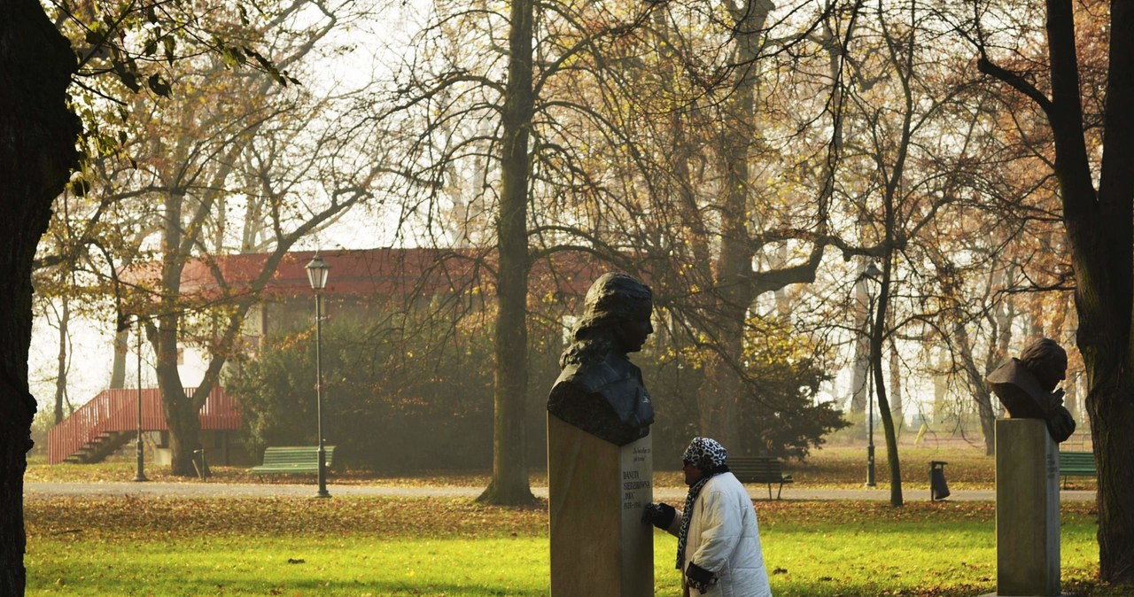 Starsza pani przy „Ince” - z cyklu "Wyrok wykonano przez rozstrzelanie", fot. Maja Dobińska /IPN