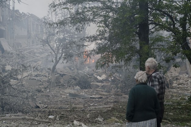 Starsza para spoglądająca na zniszczenia po rosyjskim ataku na Kramatorsk /GEORGE IVANCHENKO /PAP/EPA