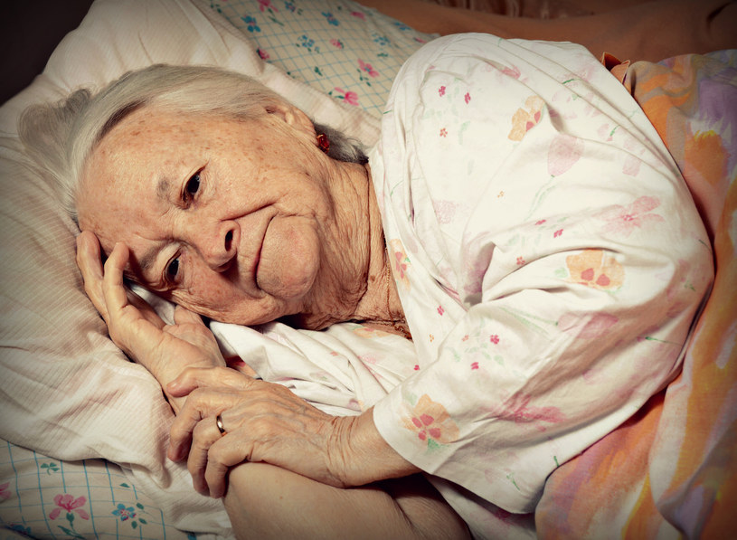 Starszej osoby nie można zostawiać wyłącznie pod opieką kogoś obcego /123RF/PICSEL