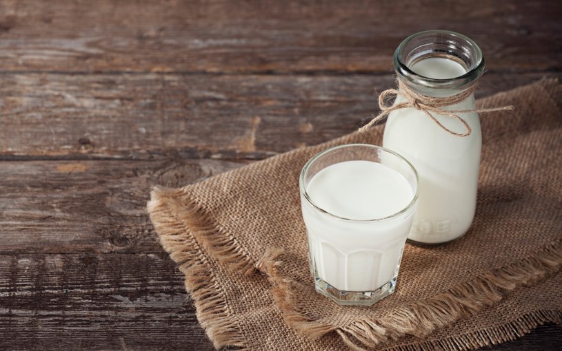Starszym dzieciom lepiej podawać mleko pełnotłuste, ponieważ jest bardziej wartościowe /123RF/PICSEL