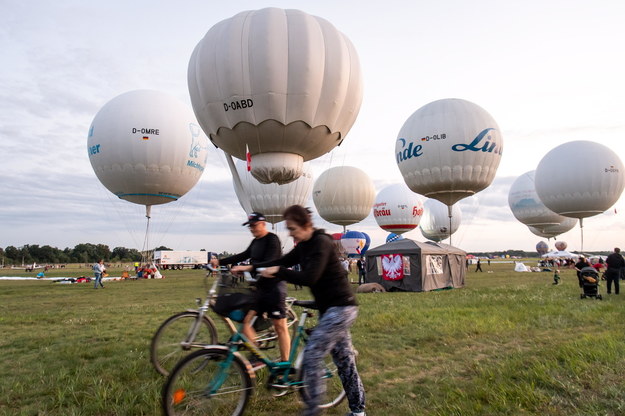 Start balonów napełnianych helem podczas 64. edycji zawodów o Puchar Gordon Bennetta, na lotnisku Aeroklubu Pomorskiego /Tytus Żmijewski /PAP