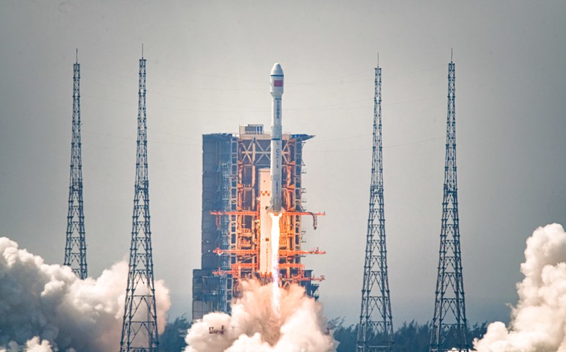 Start chińskiej rakiety "Długi Marsz " 8, która wyniosła 22 satelity 27 lutego 2022 roku w Wenchang /Liu Shuaiye/VCG via Getty Images /Getty Images