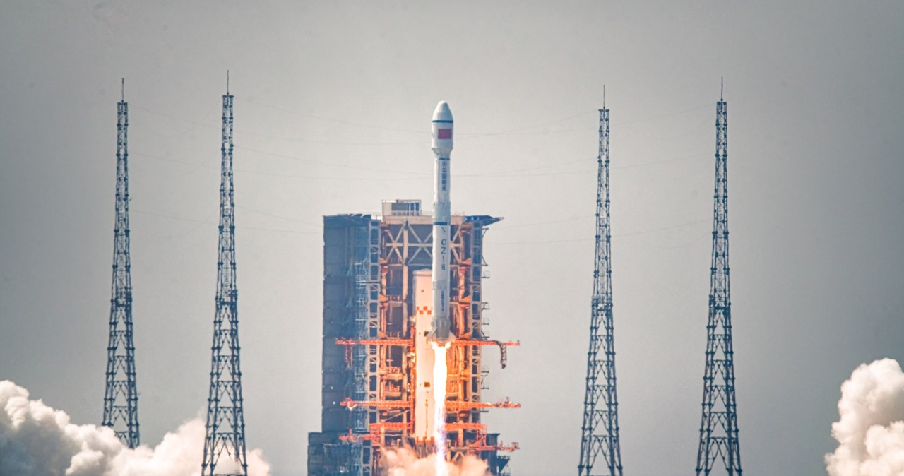 Start chińskiej rakiety "Długi Marsz " 8, która wyniosła 22 satelity 27 lutego 2022 roku w Wenchang /Liu Shuaiye/VCG via Getty Images /Getty Images