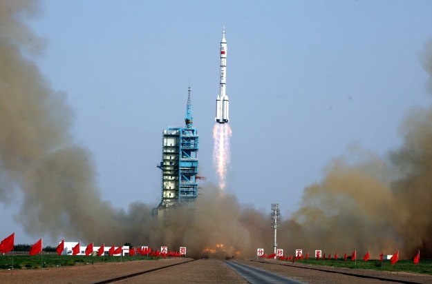 Start chińskiej rakiety Shenzhou-9 /AFP