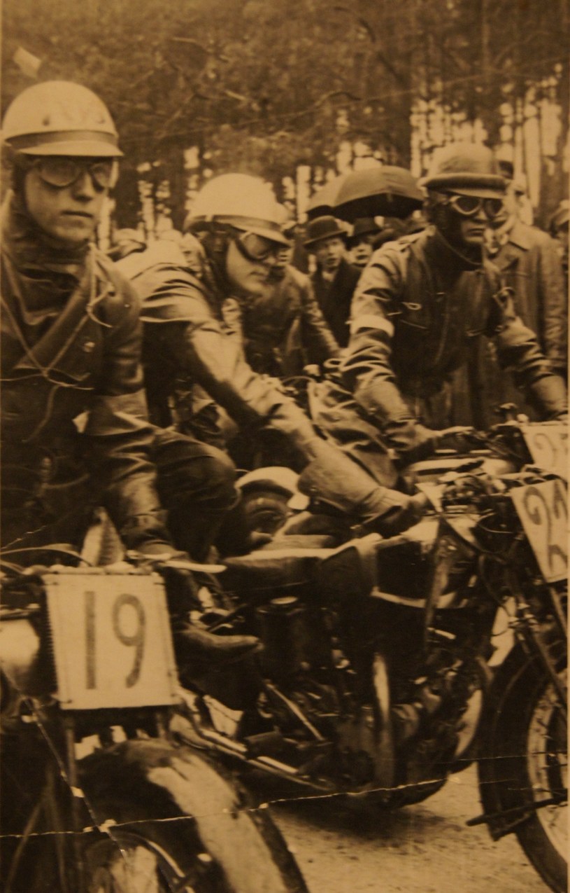 Start do wyścigu motocyklowego w Strudze - 28 kwietnia 1935 r. Z numerem 19 Władysław Ruszkiewicz /Archiwum Tomasza Szczerbickiego