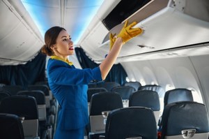 Start i lądowanie samolotu. Dlaczego stewardessy siedzą na dłoniach?