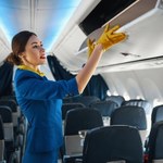 Start i lądowanie samolotu. Dlaczego stewardessy siedzą na dłoniach?