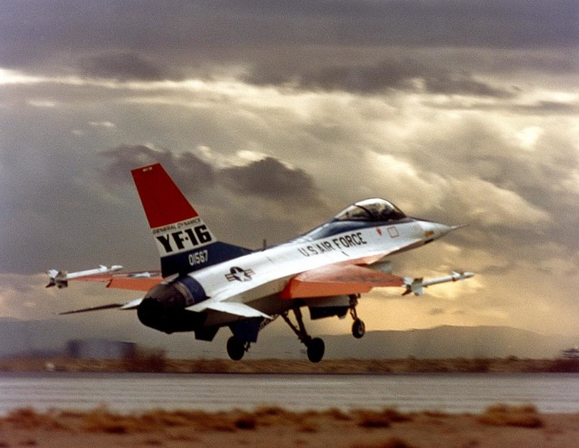 Start jednego z prototypów YF-16 /Lockheed Martin /domena publiczna