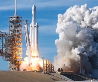 Start potężnej rakiety Falcon Heavy od SpaceX zakończony powodzeniem!
