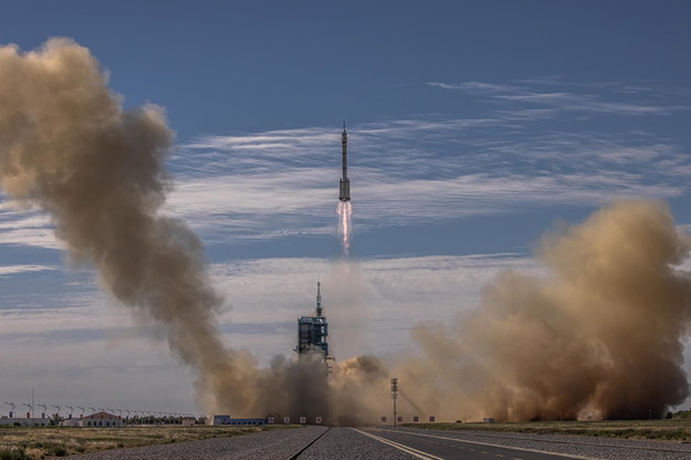 Start rakiety Chang Zheng 2F: Długi Marsz 2F, niosącej statek kosmiczny Shenzhou z trzema astronautami na pokładzie /ROMAN PILIPEY /PAP/EPA