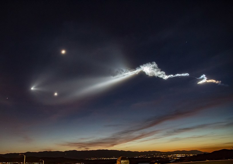 Start rakiety Falcon 9 z satelitą Iridium-4 22 grudnia 2017 roku. Rakieta (z lewej) pozostawia za sobą jasną "kosmiczną meduzę" /Kevin Gill/Wikimedia Commons /Wikimedia