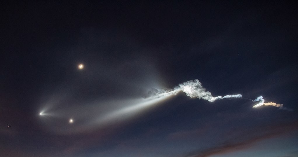 Start rakiety Falcon 9 z satelitą Iridium-4 22 grudnia 2017 roku. Rakieta (z lewej) pozostawia za sobą jasną "kosmiczną meduzę" /Kevin Gill/Wikimedia Commons /Wikimedia