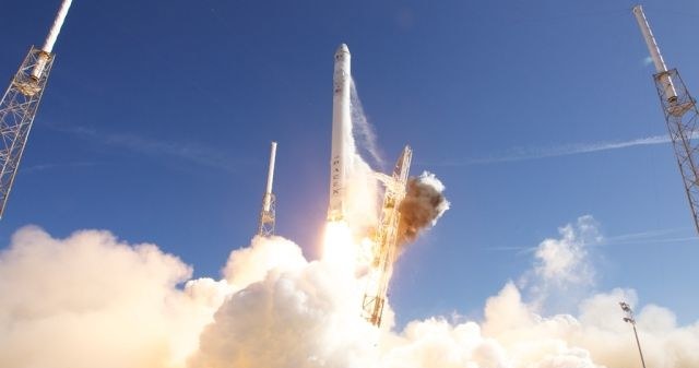 Start rakiety Falcon 9 /materiały prasowe