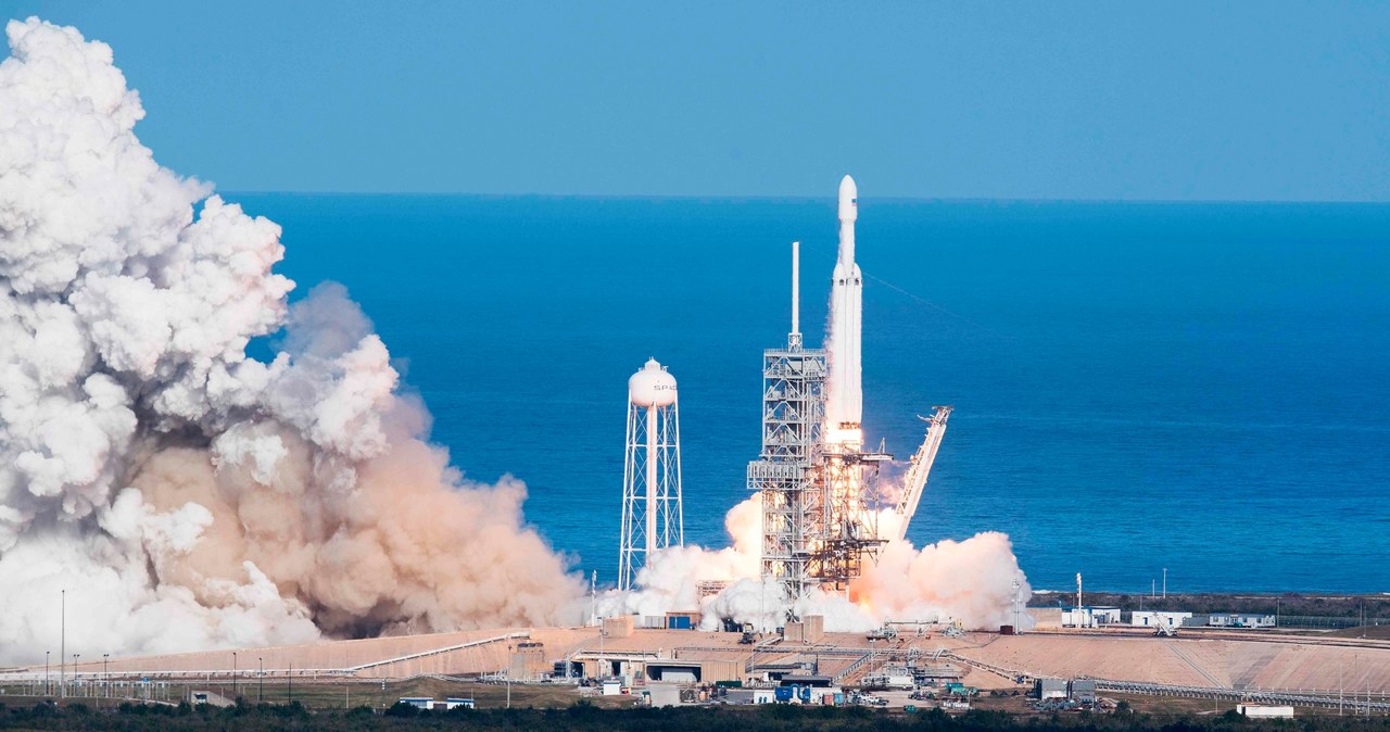 Start rakiety Falcon Heavy z Teslą Roadster na pokładzie /AFP