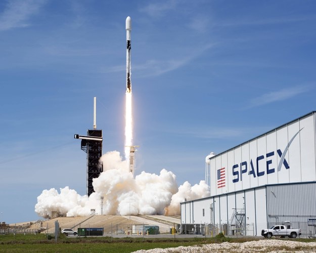 Start rakiety SpaceX Falcon 9, na pokładzie której umieszczone były satelity Starlink /Joe Marino /PAP/Newscom