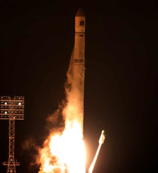 Start rakiety wynoszącej na orbitę sondę z kosmodromu w Kazahstanie /AFP