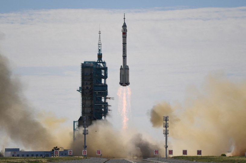 Start rakiety z chińskimi astronautami /AFP